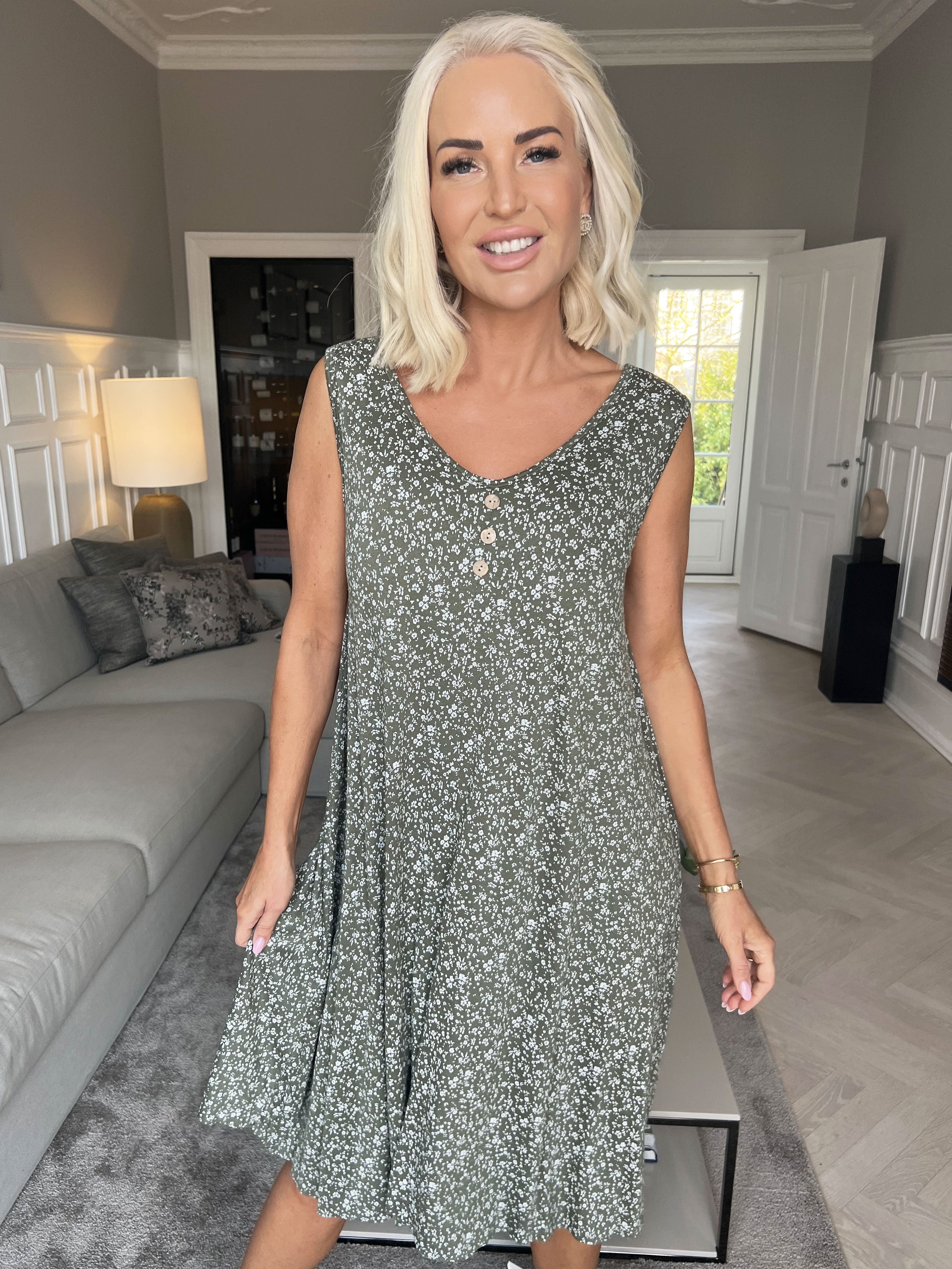 Astrid - Sød sommerkjole i viskose med småt blomsterprint